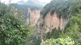 壮丽山景 峭壁绿植相映