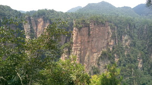壮丽山景 峭壁丛林相依