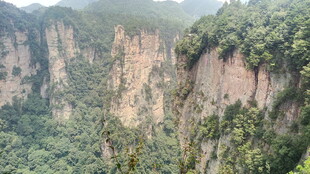 壮丽奇峰 绿意盎然的山景