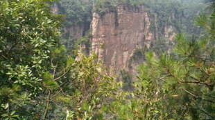 山林间的壮丽岩壁景观