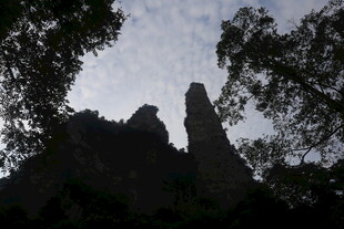 山林间的奇特岩石景观