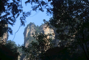 山林间的奇特岩石景观