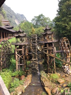 古朴木质景观建筑群落