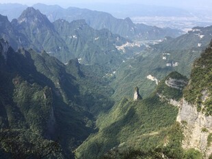 壮丽山峦间的蜿蜒道路