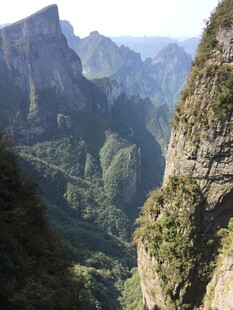 壮丽山景俯瞰山谷风光