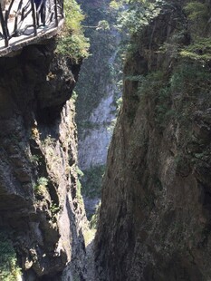 悬崖栈道 纵览峡谷风光