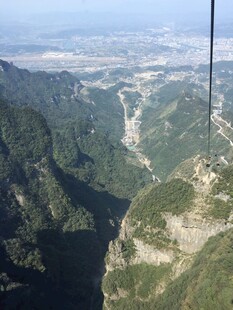 高空俯瞰壮丽山谷景观