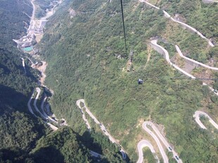 俯瞰蜿蜒盘旋的山间公路