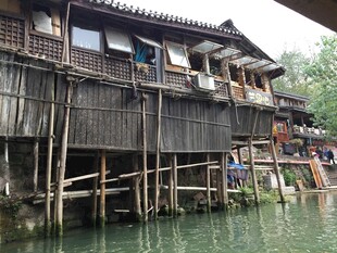 水上木质吊脚楼风景