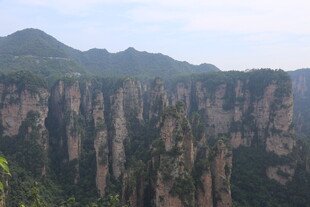 壮丽险峻的巍峨山峰景观