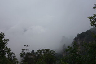 山间云雾缭绕的自然景致