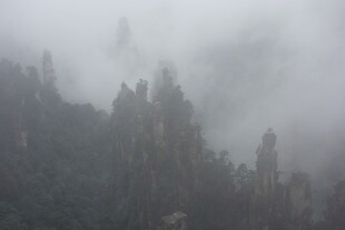 云雾缭绕的壮美山峰