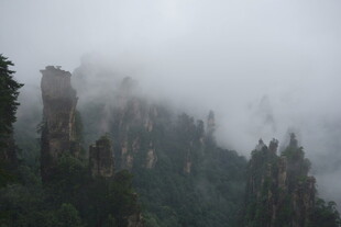 云雾缭绕的壮观山峰