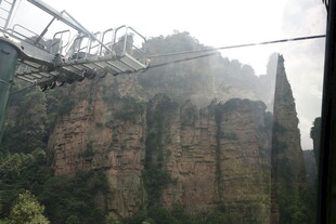 山间栈道与壮丽岩壁景观