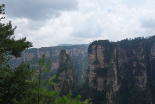 壮丽奇峰 山间绿意景致