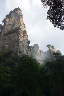 奇峰耸立山林间
