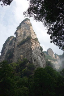 云雾缭绕的壮丽山峰