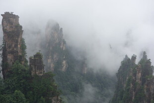 云雾缭绕的壮美奇峰
