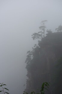 雾中峻峭山峰