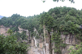峻峭山林间的自然美景