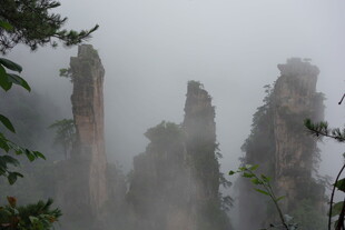 云雾缭绕的奇特山峰景观