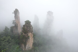 云雾缭绕的奇特山峰景观