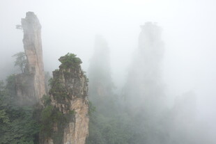 云雾缭绕的奇幻山峰