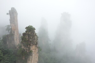 云雾缭绕的奇幻山峰