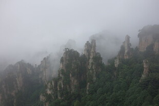 云雾缭绕的壮美山峰