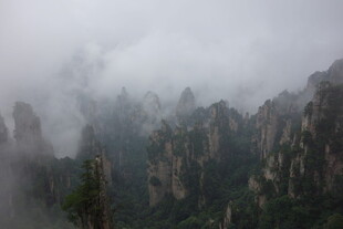 云雾缭绕的壮丽山峰