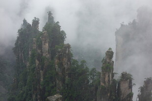 云雾缭绕的奇幻山峰