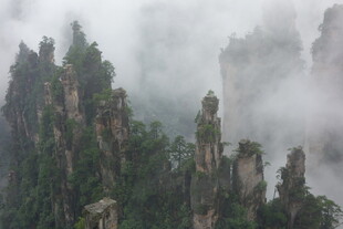 云雾缭绕的奇幻张家界山峰