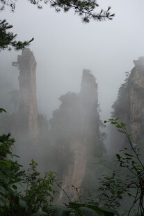 云雾缭绕的奇幻山峰景观