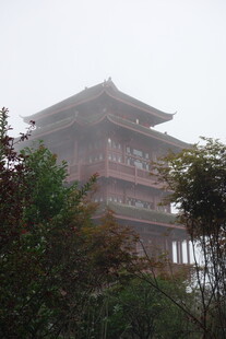 雾中古建筑