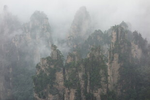 云雾缭绕的壮丽山峰