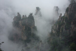云雾缭绕的壮丽山峰
