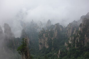 云雾缭绕的壮美山峦