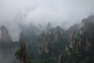 云雾缭绕的壮丽山峰