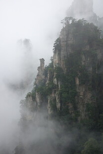 云雾缭绕的壮美山峰