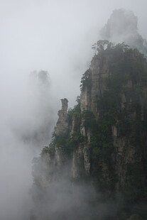 云雾缭绕的壮美山峰