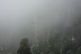 雾中峻岭