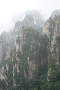 云雾缭绕的壮美山峰