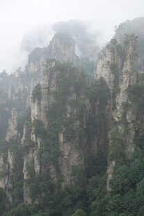云雾缭绕的险峻山峰