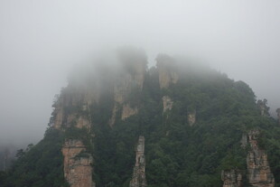 云雾缭绕的壮美山峰