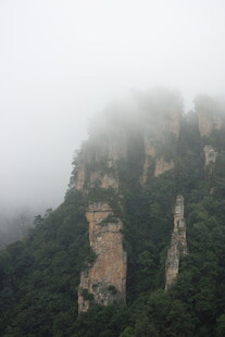 云雾缭绕的险峻山峰