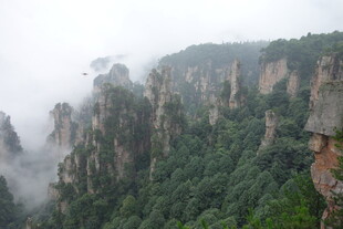云雾缭绕的壮美山峦
