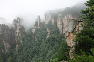 云雾缭绕的壮丽山峰景观