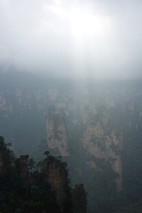 云雾缭绕的壮丽山峰
