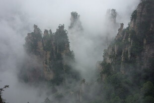 云雾缭绕的壮丽山峰