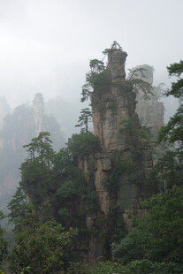 云雾缭绕中的奇峰景观